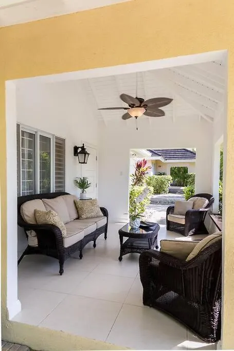 Choose To Be Happy At The Palms, Richmond Estates - Three Bedrooms With Pool Banks 0*,  Giamaica